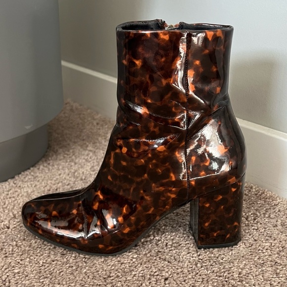 Lulu's Tortoise Shell Ankle Boots - Picture 4 of 9